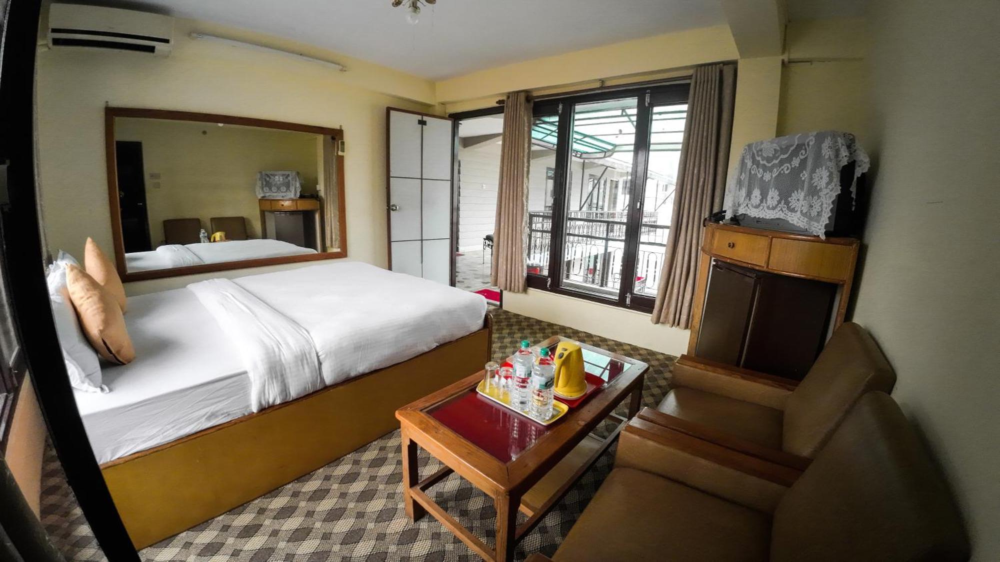 פוקהרה Hotel Travel Inn מראה חיצוני תמונה